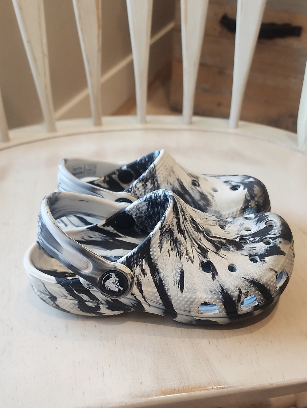 CROCS Kids Marble-Print Clogs — Black & White